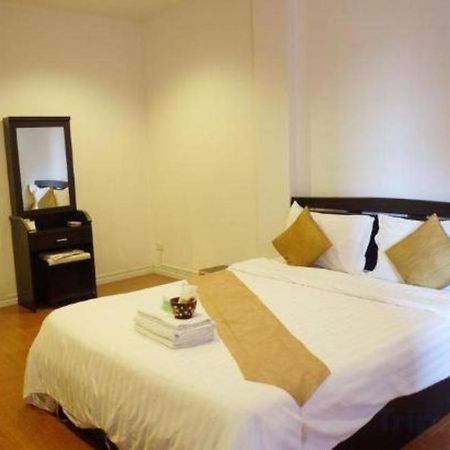 Oyo 1089 Baan Boran Hotel Bangkok Luaran gambar