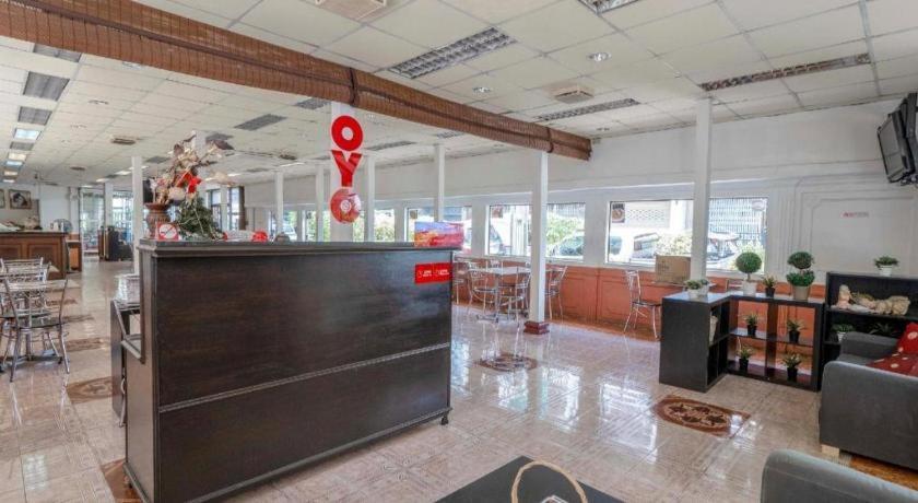 Oyo 1089 Baan Boran Hotel Bangkok Luaran gambar